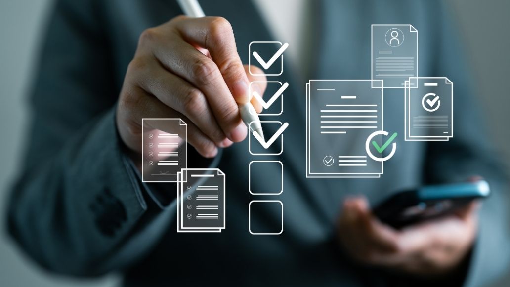 電子書類にチェックする男性