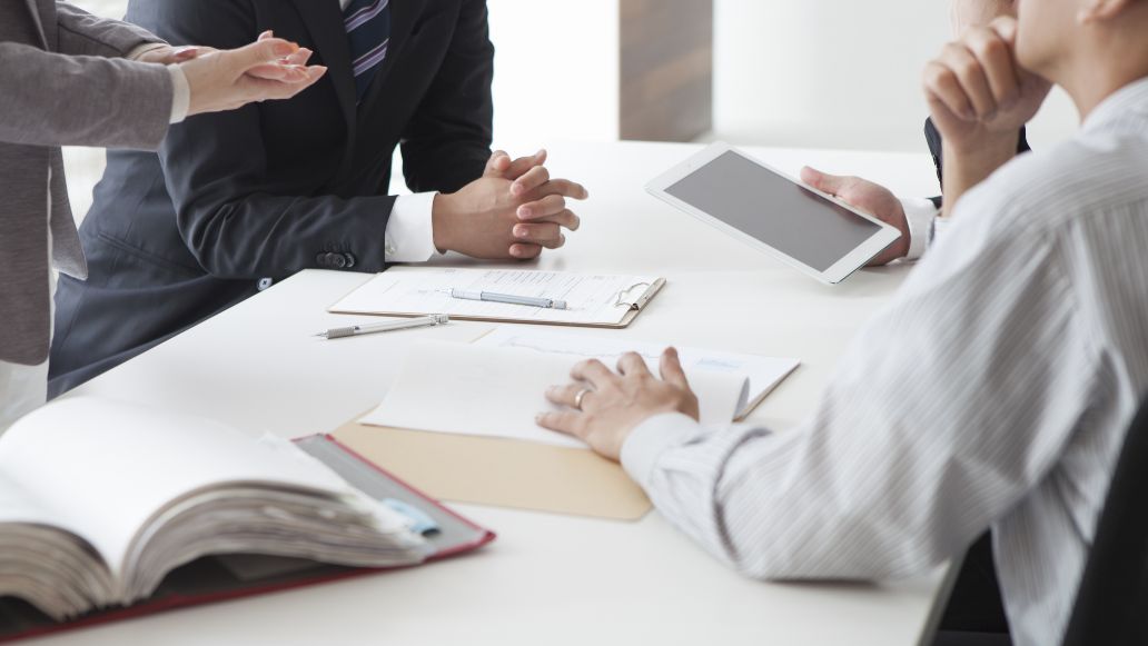 ミーティングするビジネスパーソン