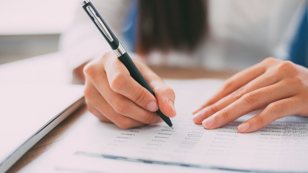 書類を書く女性