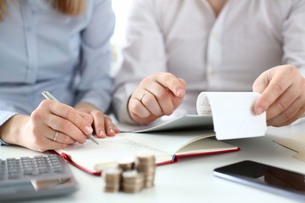 レシートを見ながら計算をする夫婦