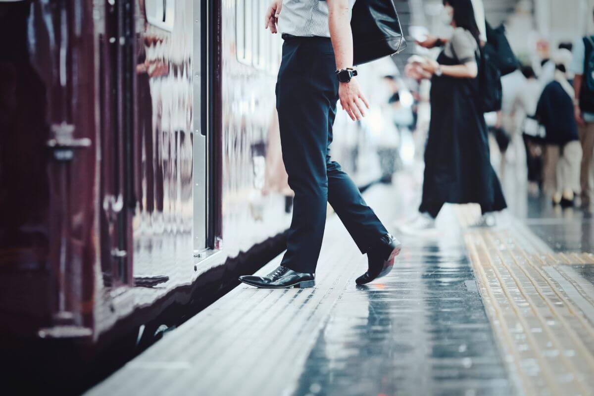 電車で通勤するビジネスパーソン