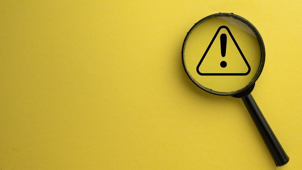 虫眼鏡と注意のマーク