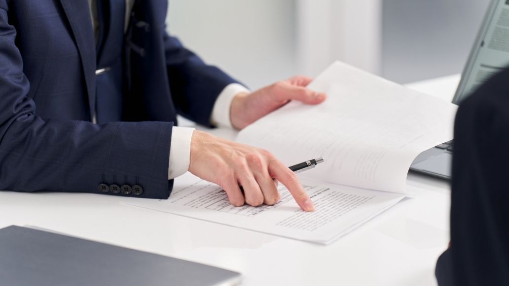 書類を見ながら説明する男性