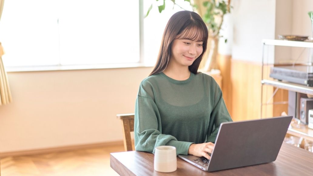 PC作業する女性