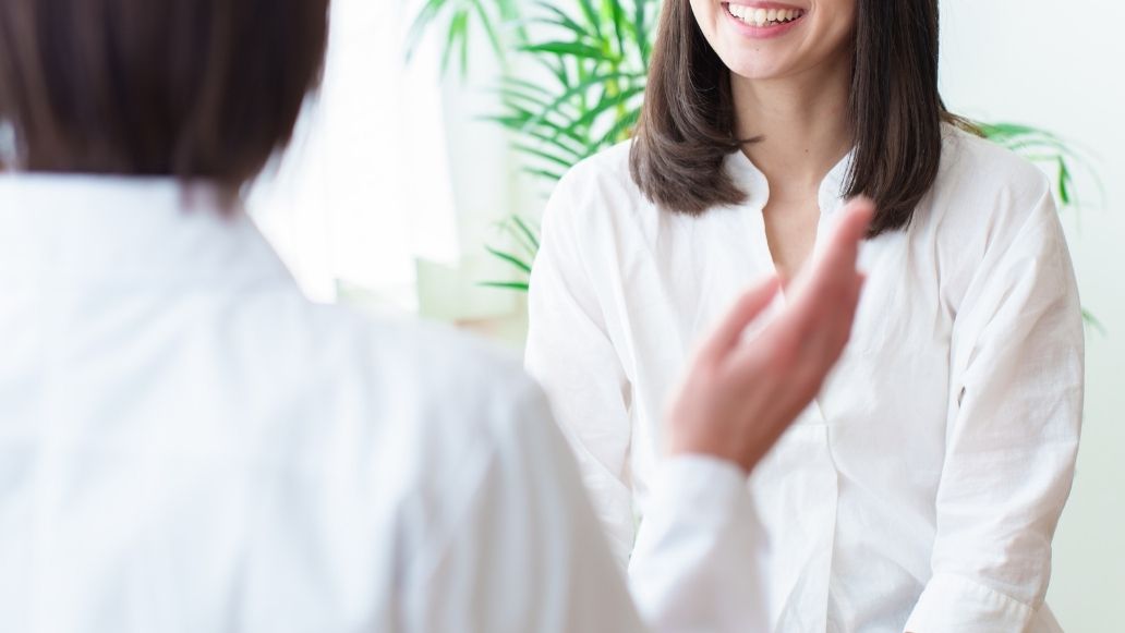 カウンセリングする女性