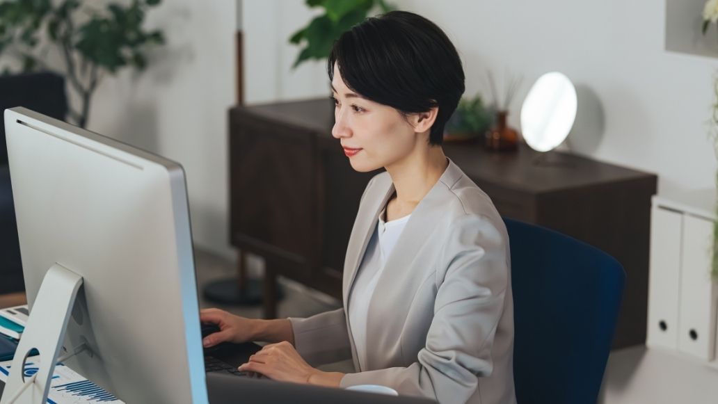 PC作業する女性