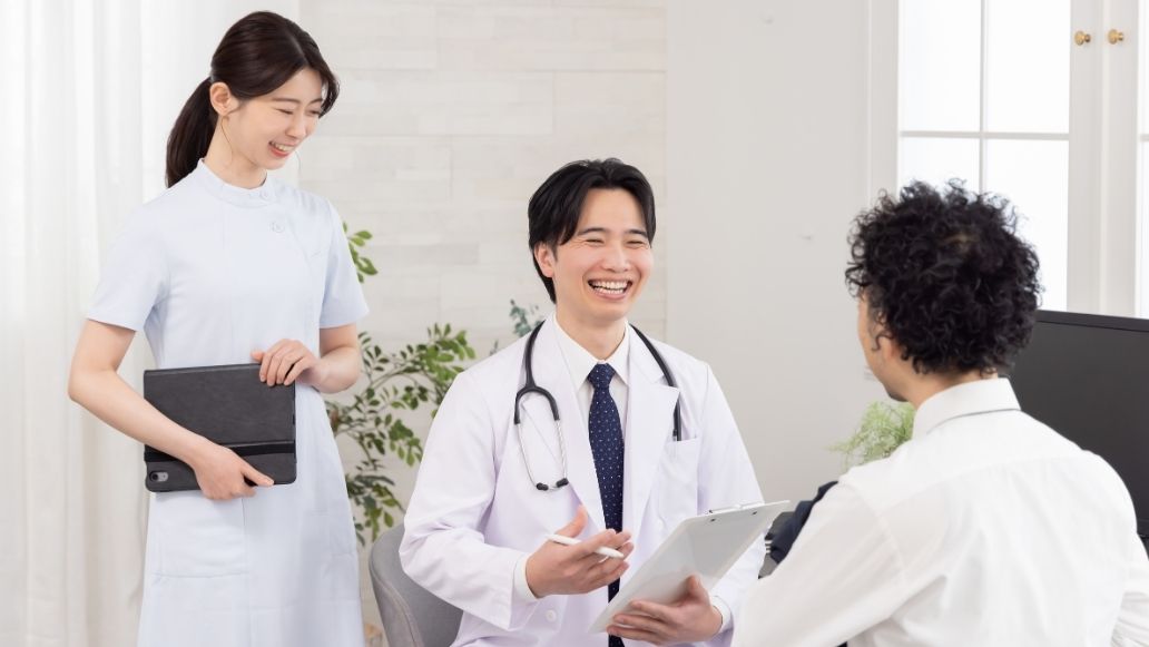 医師とカウンセリングする男性