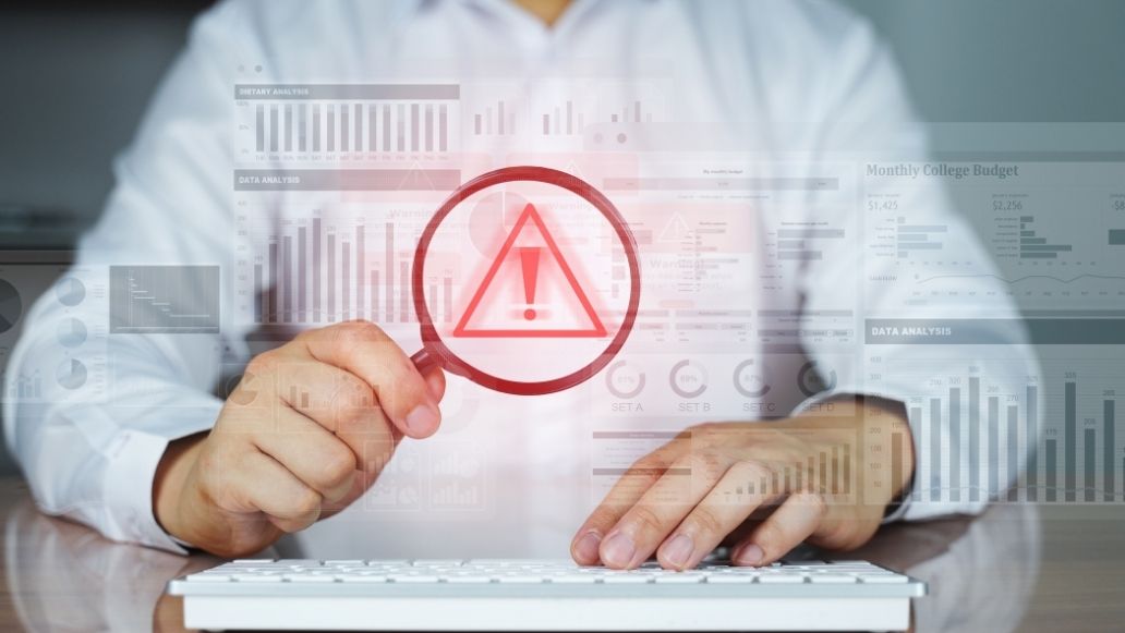 虫眼鏡を持った男性