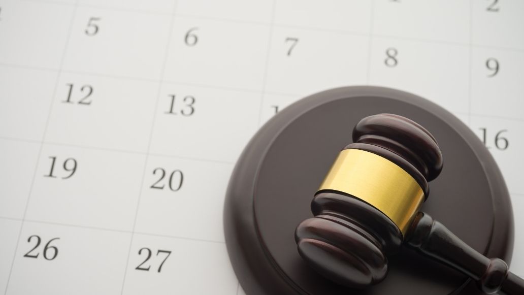 カレンダーとガベル