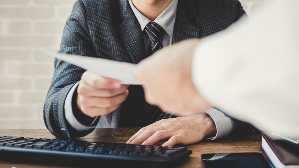 書類を渡す男性