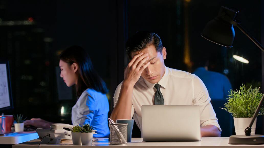 過労にあえぐ日本人