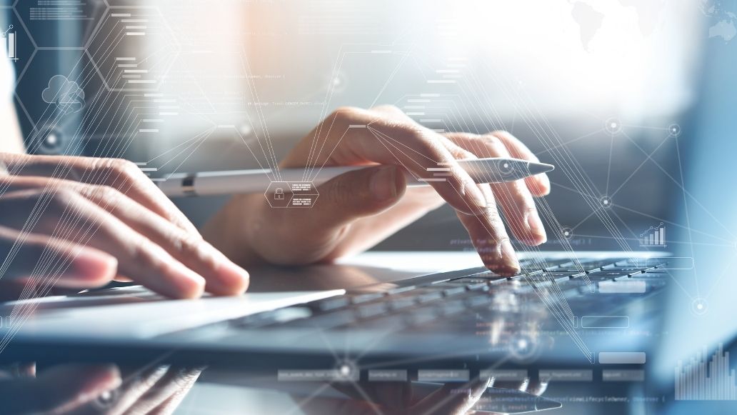 PC作業する女性