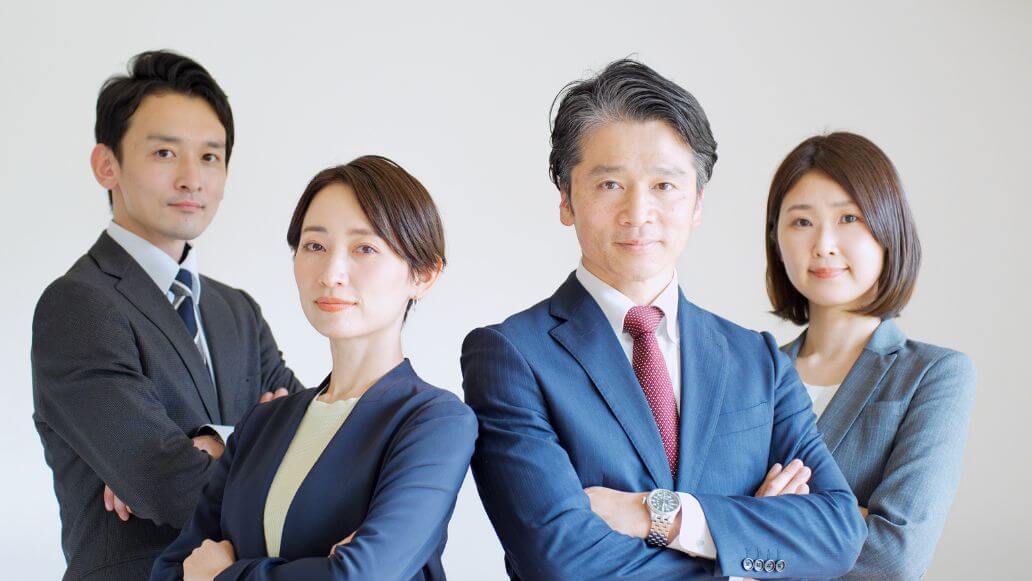 腕を組んだ男女