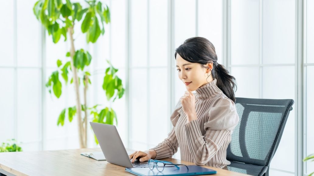 PC作業する女性