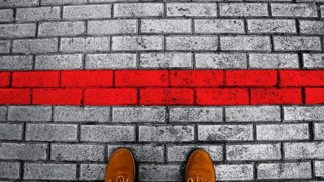 赤いラインと男性の靴