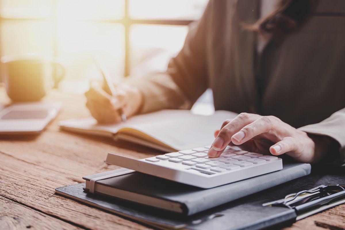 電卓で計算する女性