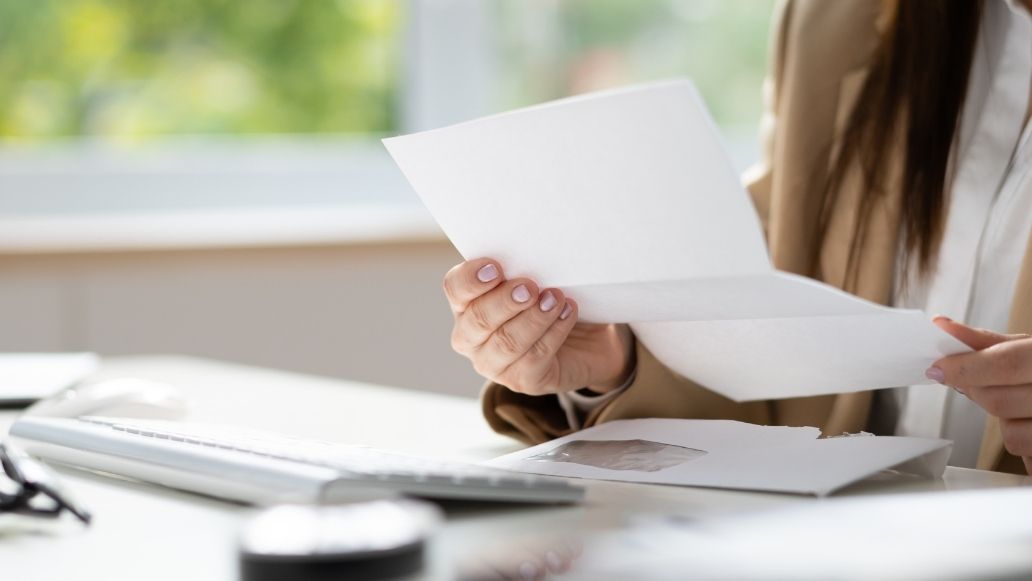 書類を確認する女性