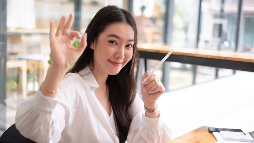 指でオーケーマークを作る人事労務担当者