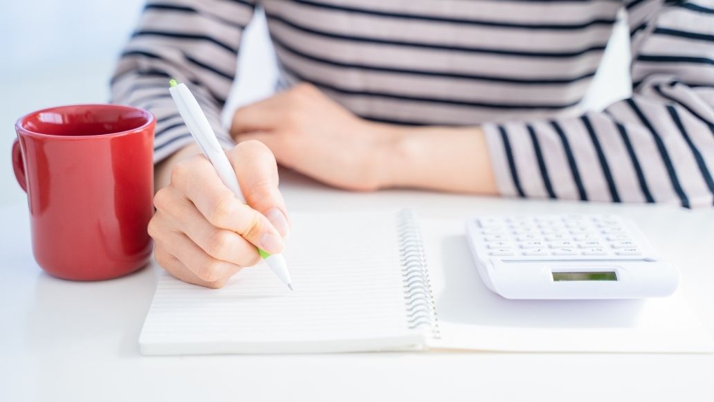 書き物をする女性