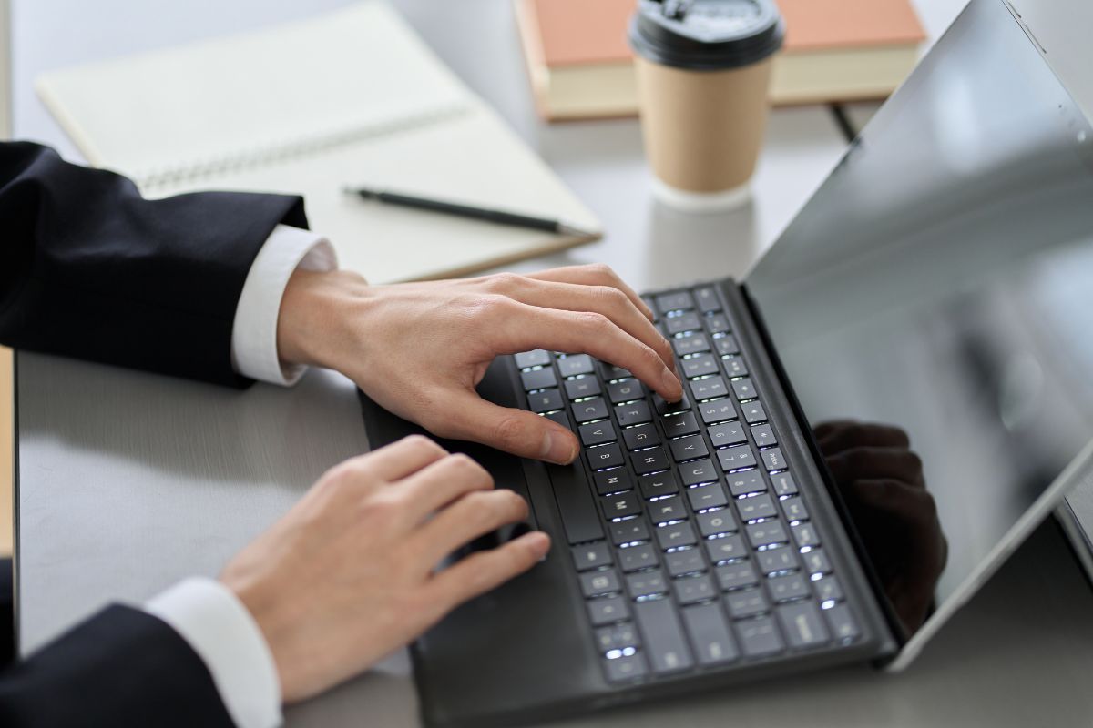 パソコン作業する男性