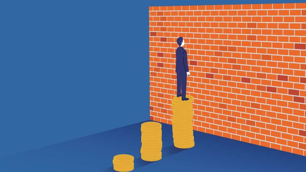 お金と壁の上に立つ男のイラスト