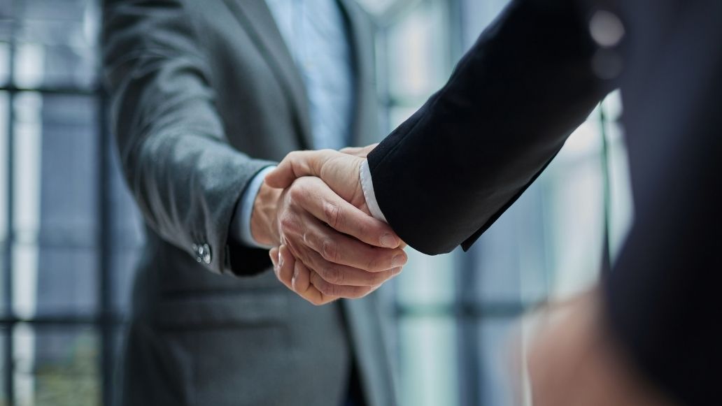 握手する男性