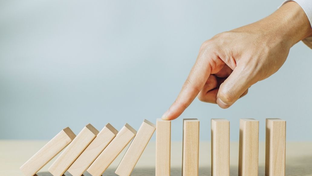 ドミノを止める手