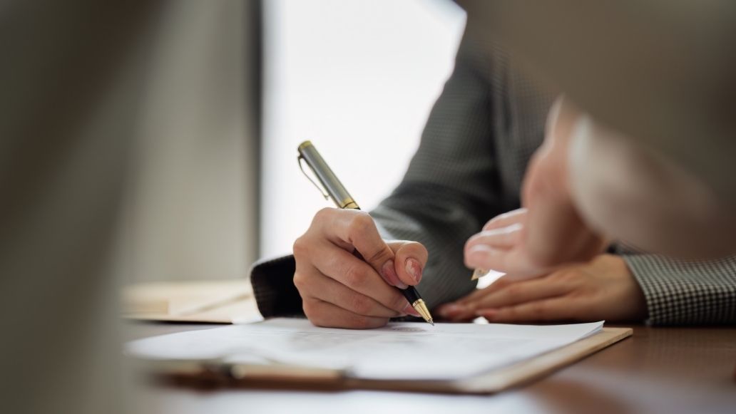 書類に記入する
