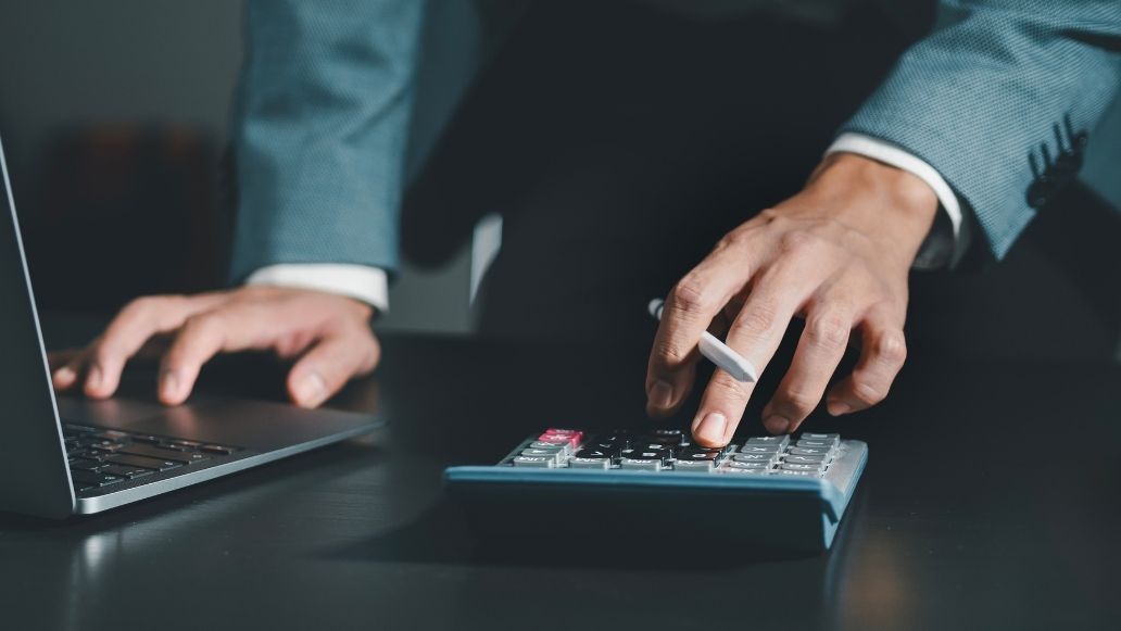 電卓で計算する男性