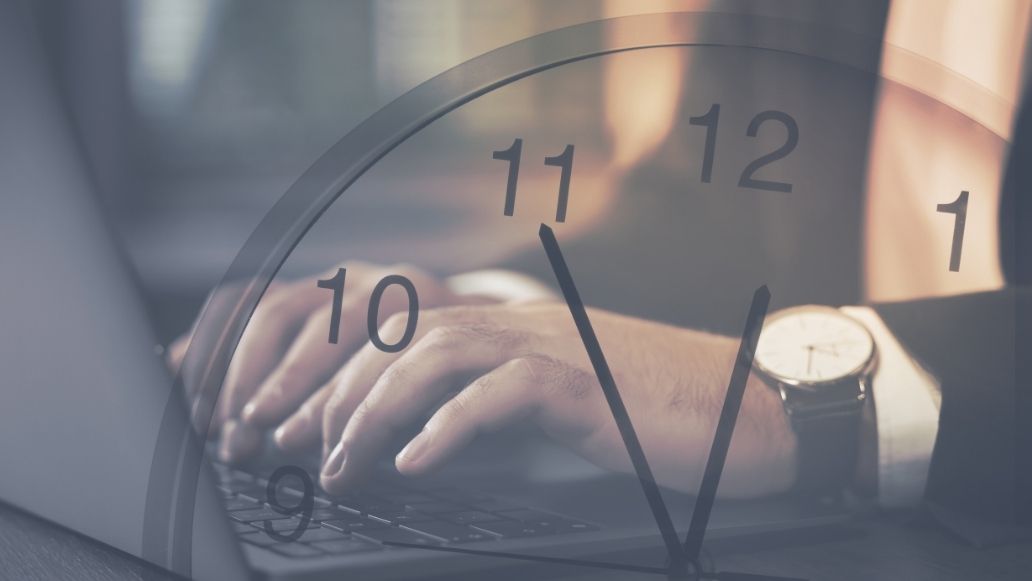 時計と働く男性