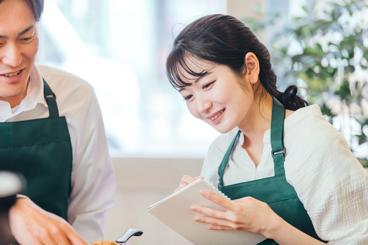 カフェで働く大学生