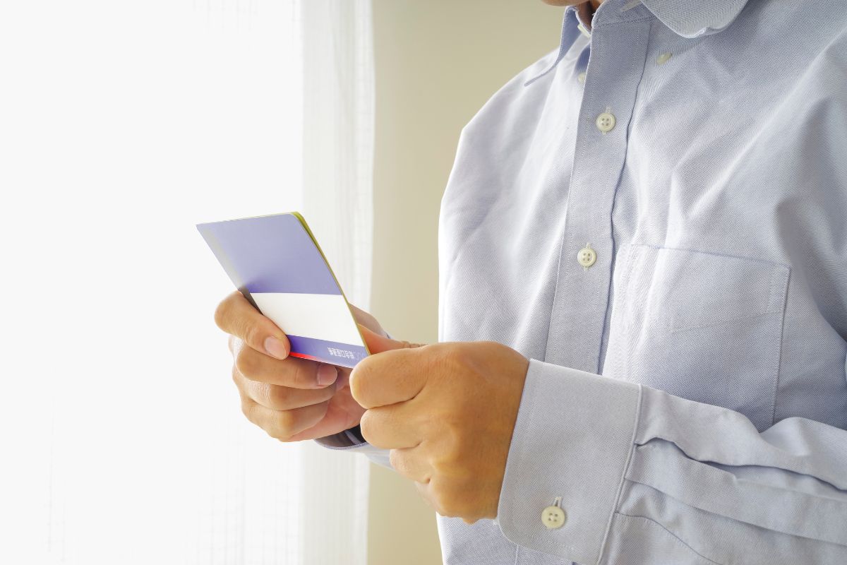 通帳を見る男性