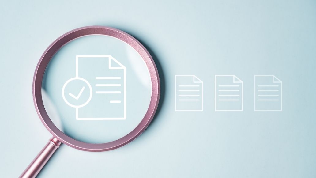 電子書類と虫眼鏡