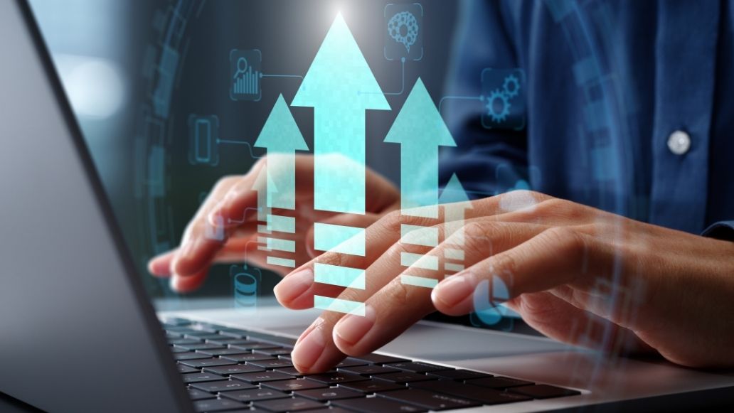 PC作業する男性