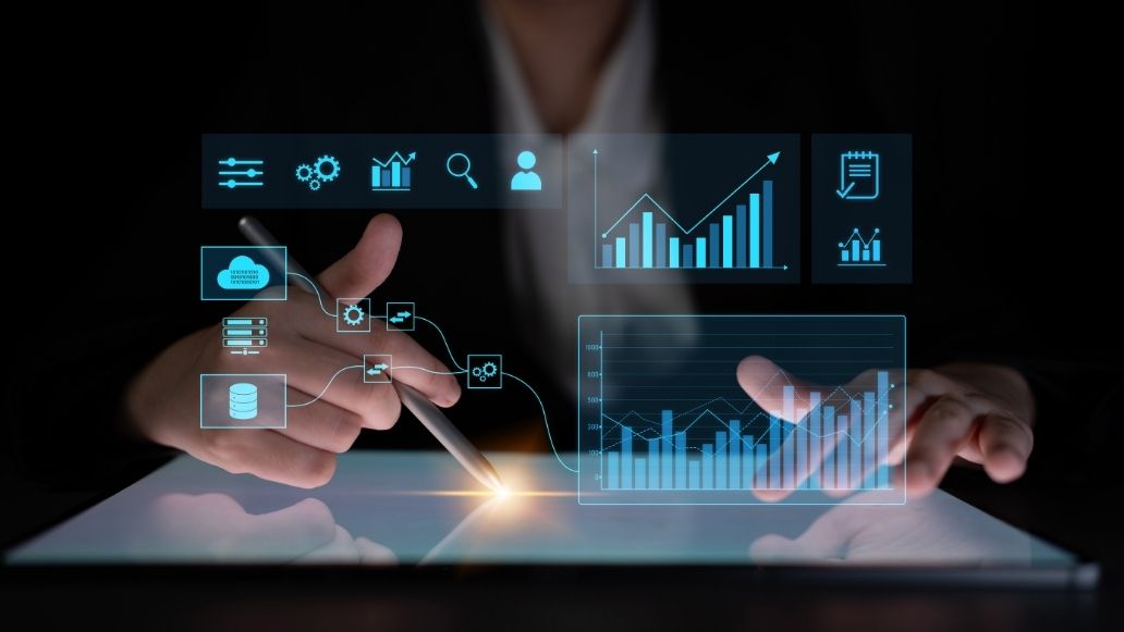 データを分析する男性