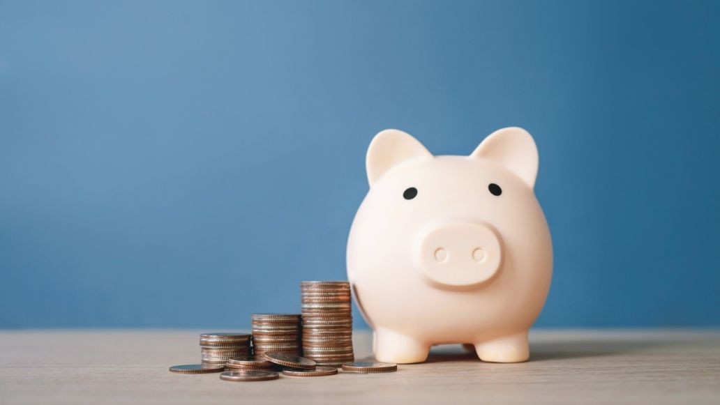 貯金箱とコイン