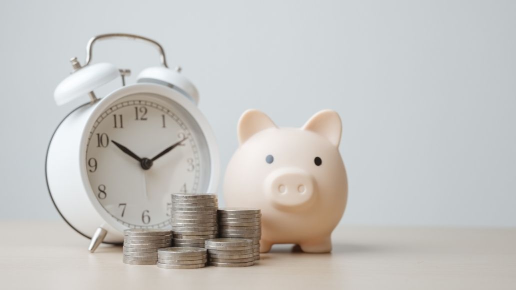 貯金箱と時計とコイン