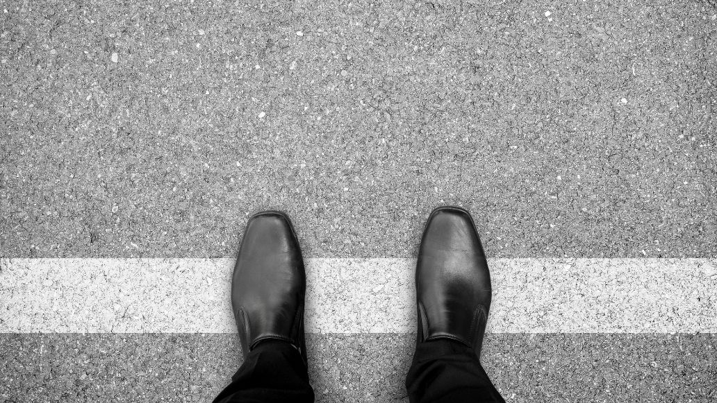 ボーダーラインを越えようとする男性