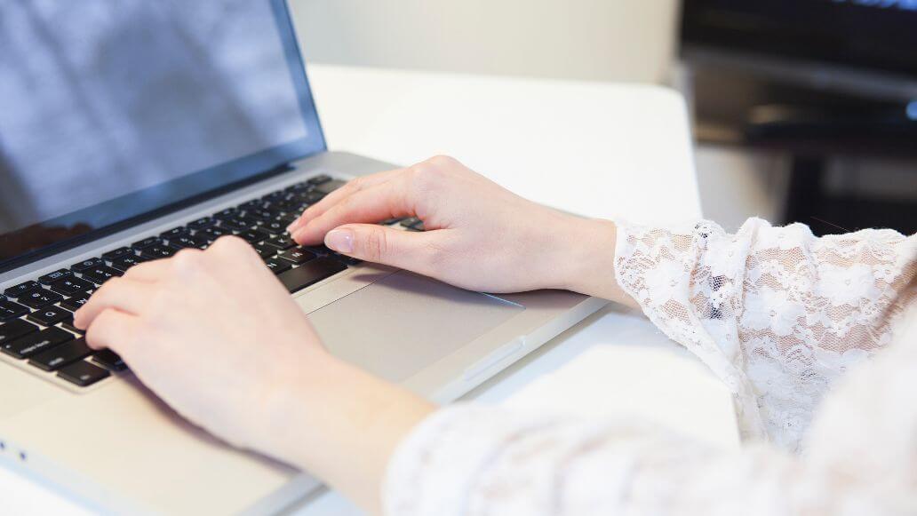 PCを操作する女性