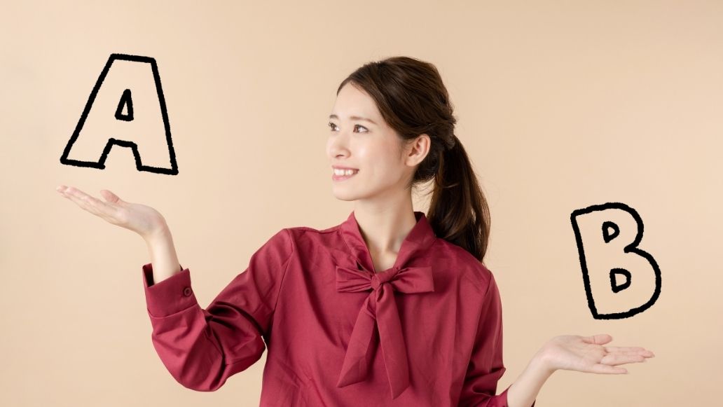 AとBを比べる女性