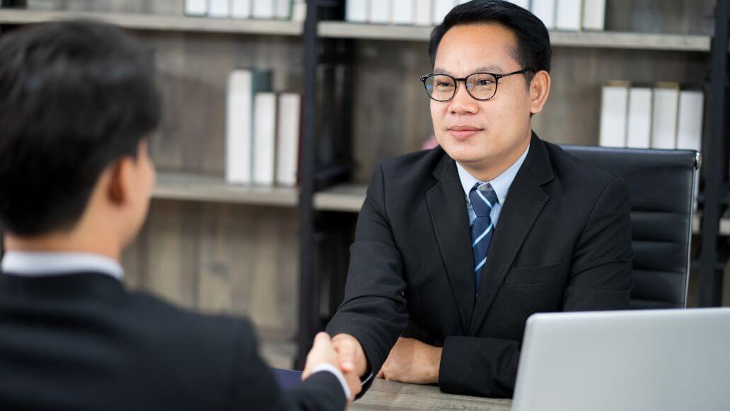 契約を結ぶビジネスマン