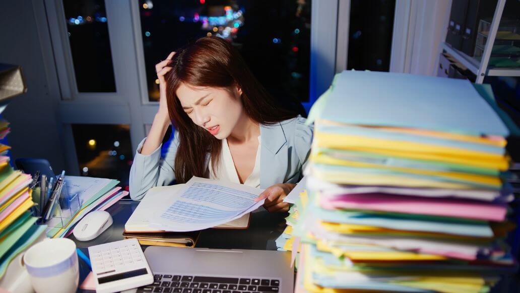 オフィスで残業する女性