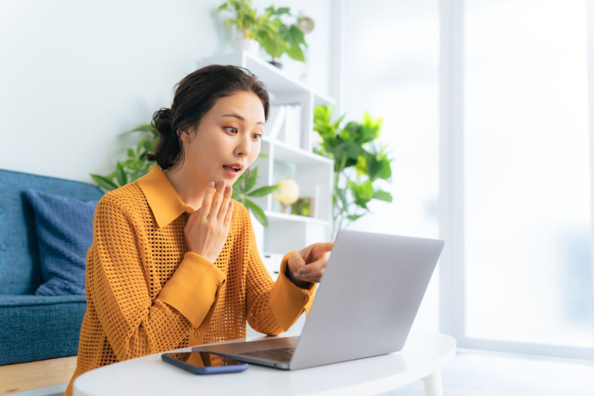 PCを見て驚く女性