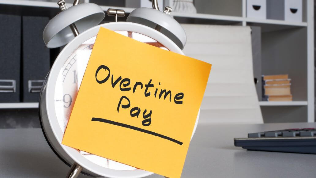 目覚まし時計に貼られた残業手当と書かれた付箋