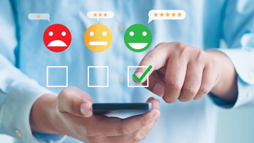 従業員満足度調査に回答する従業員