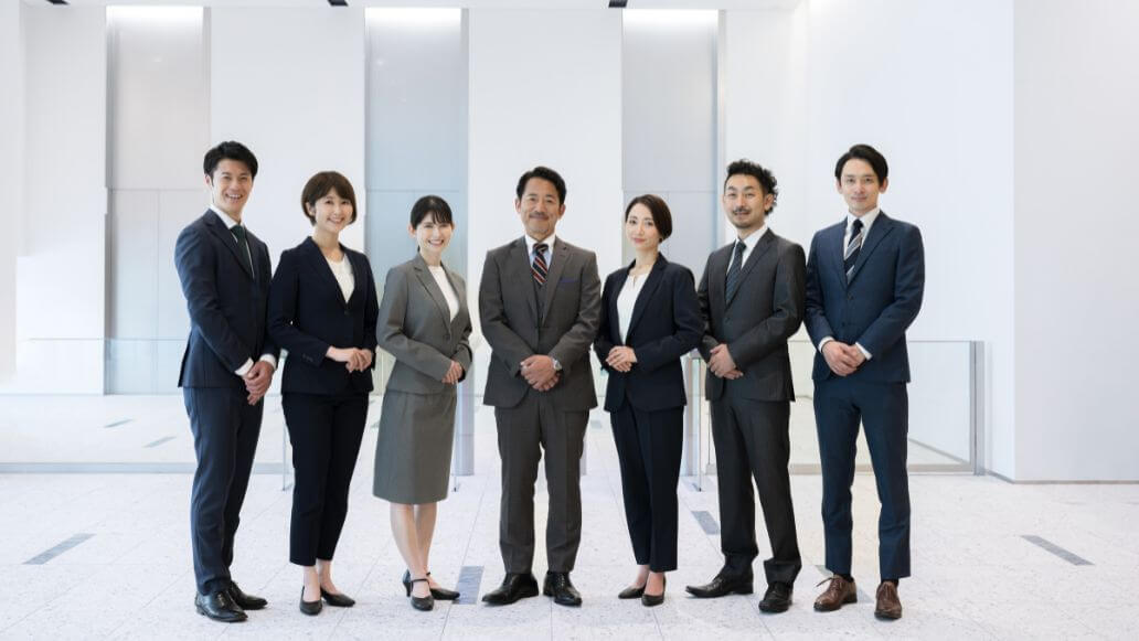 オフィスに並ぶ複数のビジネスパーソン