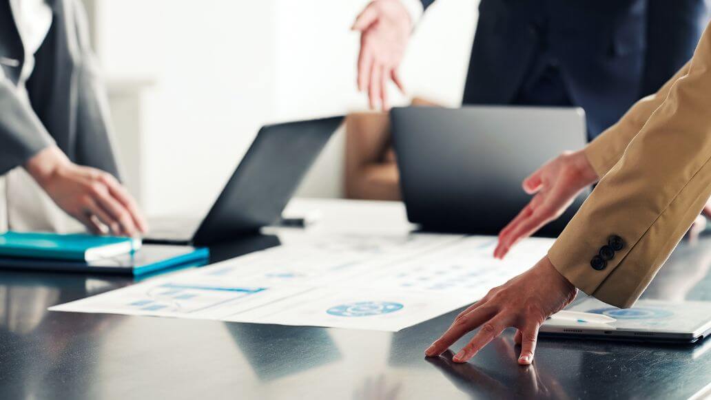 オフィスで会議を行うビジネスマンのグループ