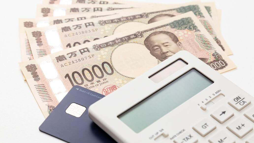 日本円とクレジットカードと電卓