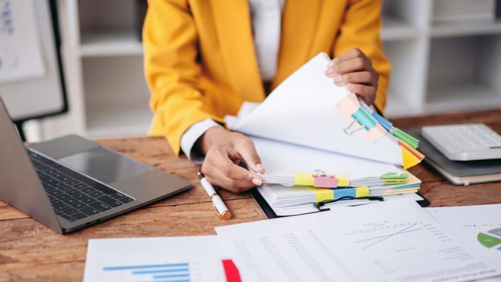 書類をめくるビジネスパーソン