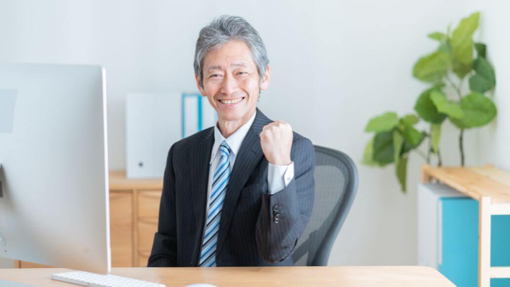 オフィスで働く年配のビジネスマン